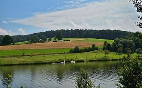 Ferienhaus am See im Bergland